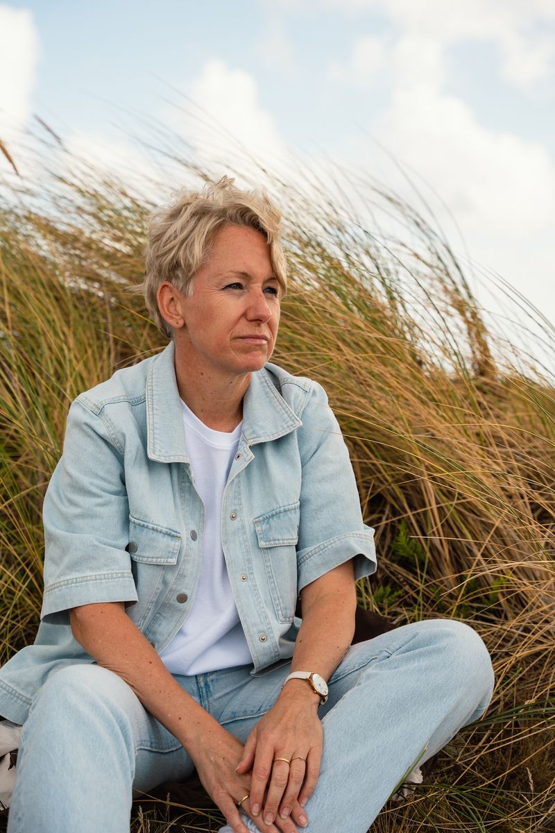 Paulien Diender in de duinen